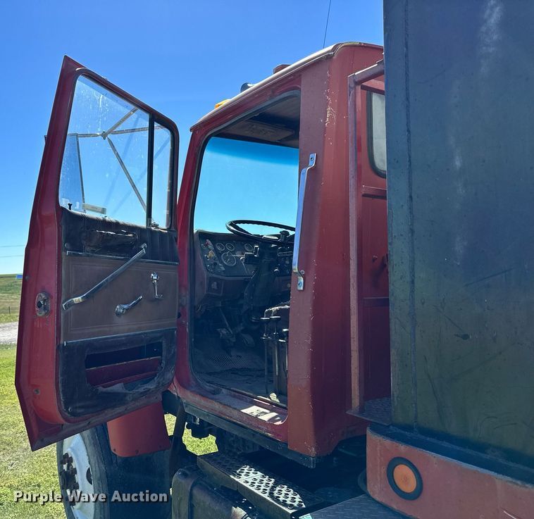 image for item NP9991 1986 Ford 9000  grain truck