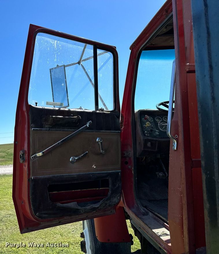 image for item NP9991 1986 Ford 9000  grain truck