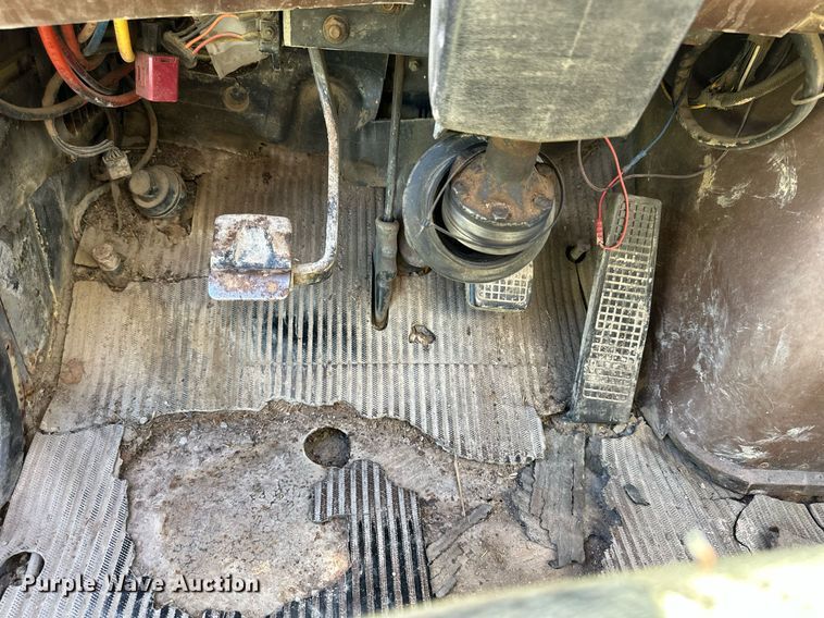 image for item NP9991 1986 Ford 9000  grain truck