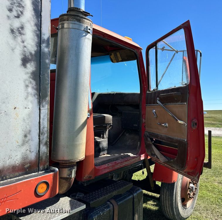 image for item NP9991 1986 Ford 9000  grain truck