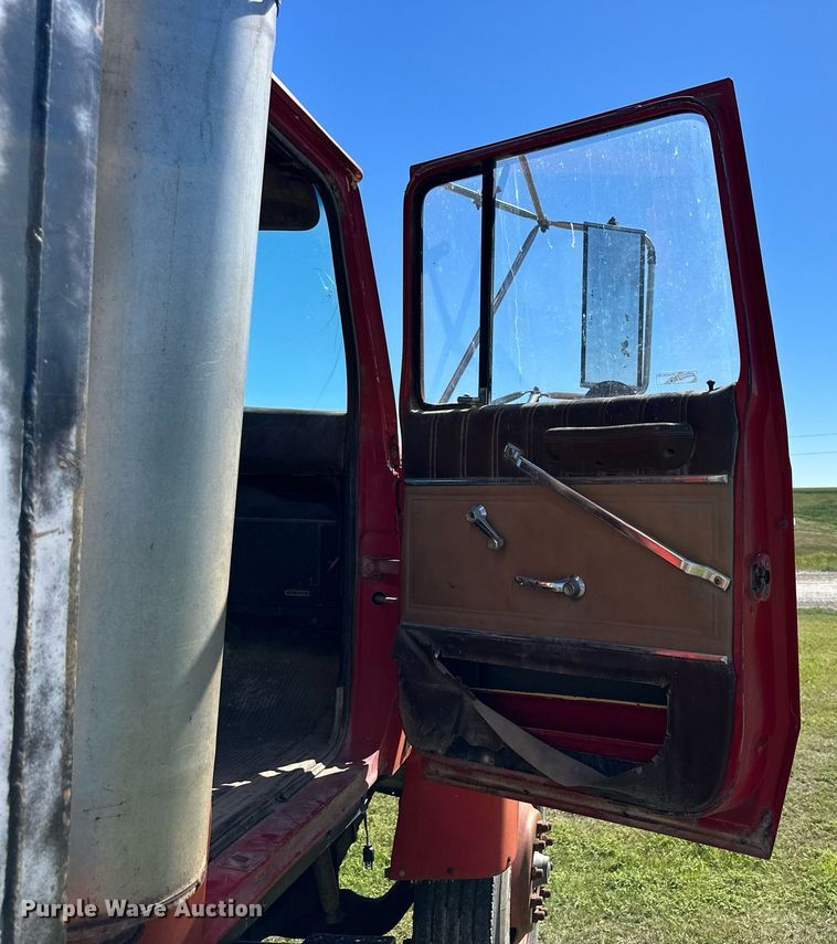 image for item NP9991 1986 Ford 9000  grain truck