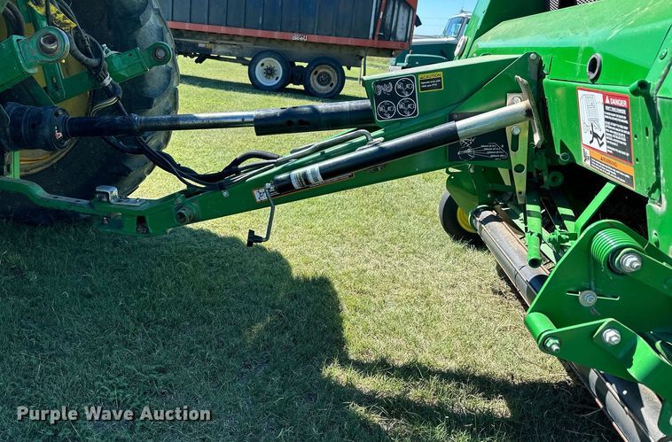 image for item NP9992 2012 John Deere 568  round baler