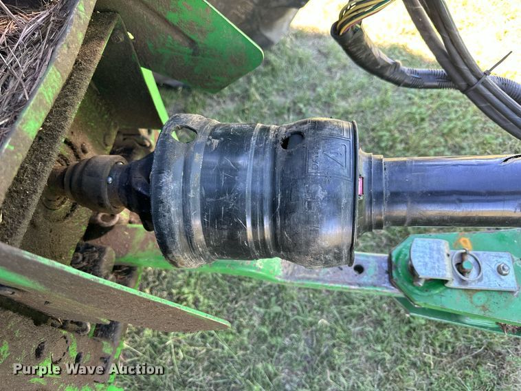 image for item NP9992 2012 John Deere 568  round baler