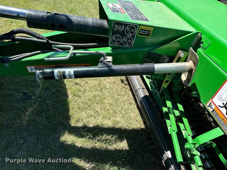 image for item NP9992 2012 John Deere 568  round baler