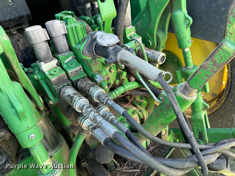 image for item NP9992 2012 John Deere 568  round baler