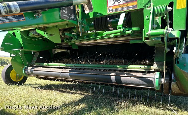 image for item NP9992 2012 John Deere 568  round baler