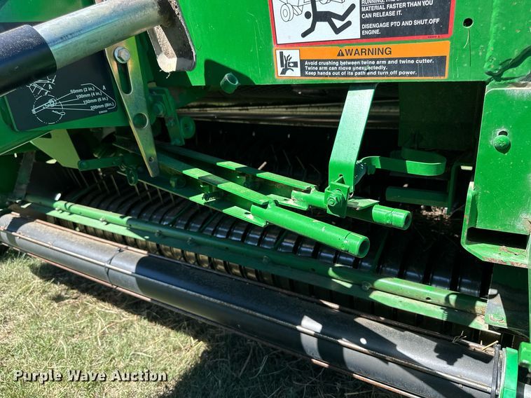 image for item NP9992 2012 John Deere 568  round baler