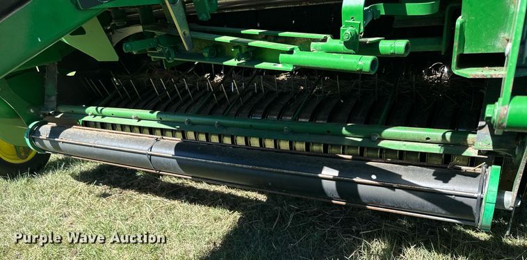 image for item NP9992 2012 John Deere 568  round baler