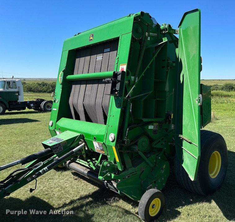 image for item NP9992 2012 John Deere 568  round baler