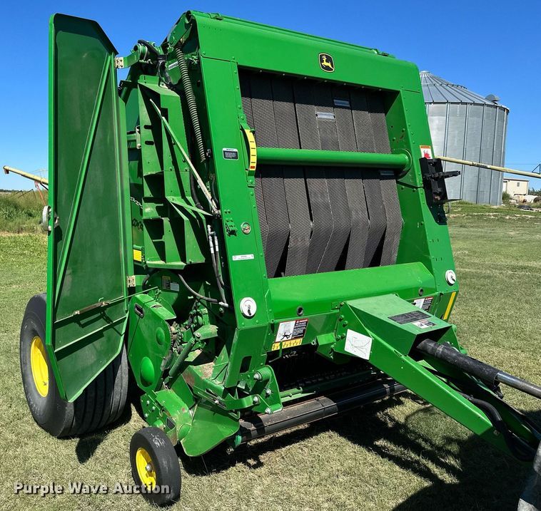 image for item NP9992 2012 John Deere 568  round baler