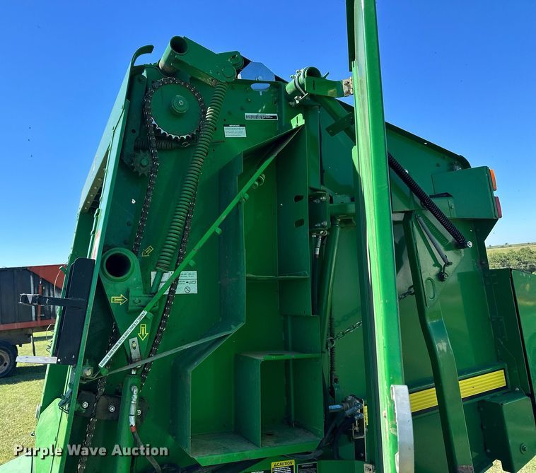 image for item NP9992 2012 John Deere 568  round baler
