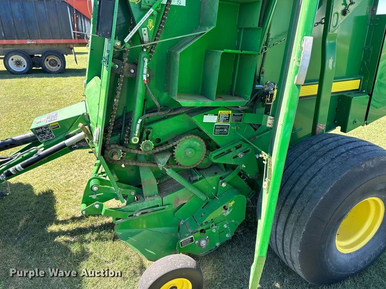 image for item NP9992 2012 John Deere 568  round baler