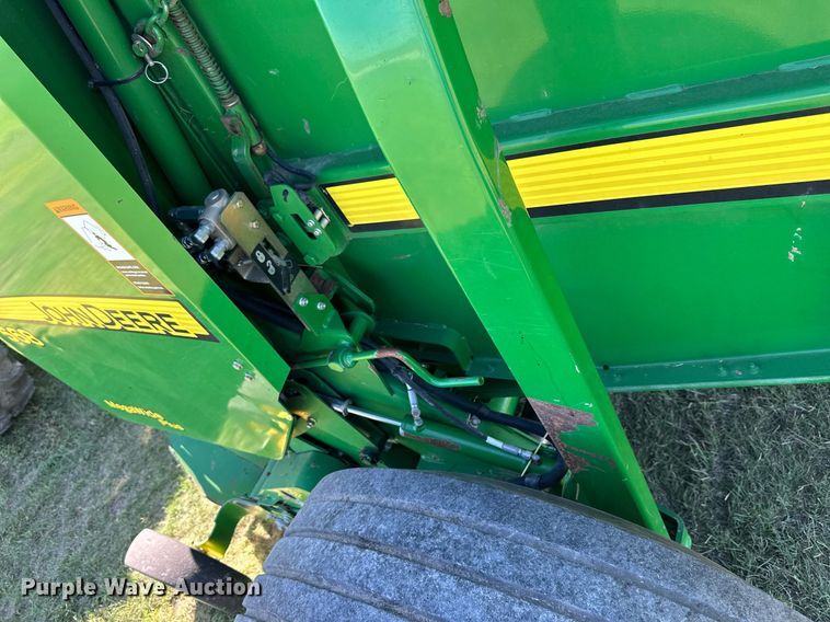 image for item NP9992 2012 John Deere 568  round baler