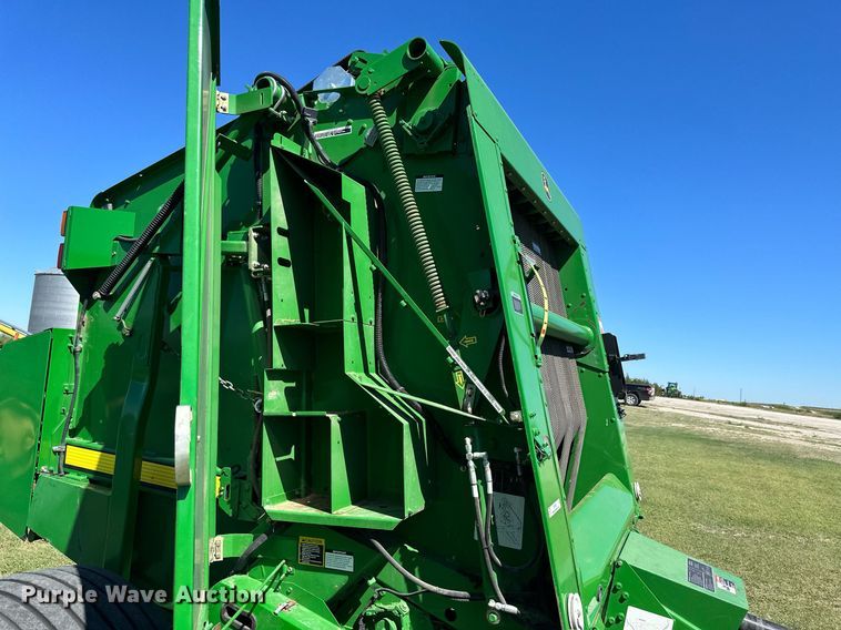 image for item NP9992 2012 John Deere 568  round baler