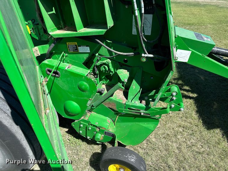 image for item NP9992 2012 John Deere 568  round baler