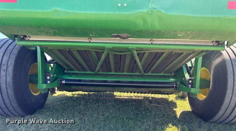 image for item NP9992 2012 John Deere 568  round baler