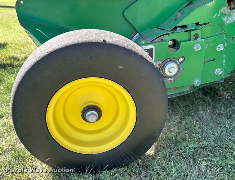 image for item NP9992 2012 John Deere 568  round baler