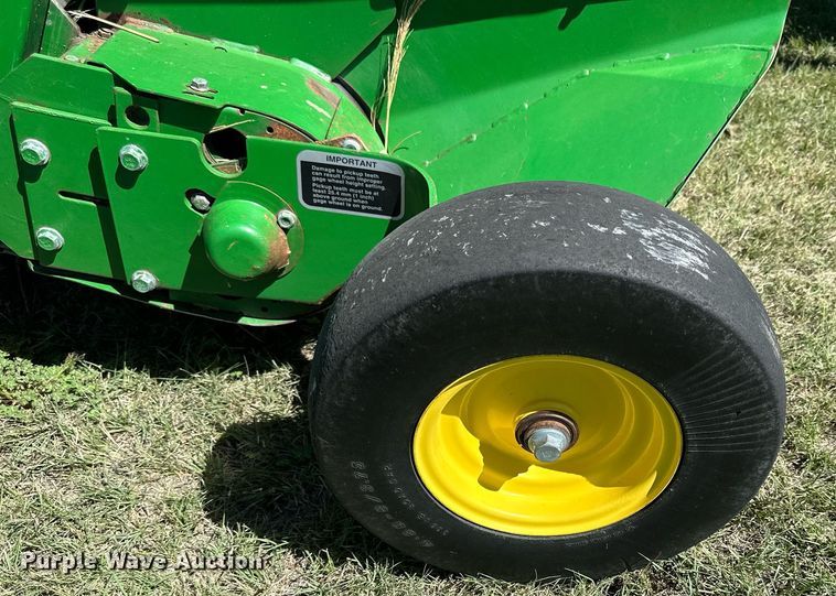 image for item NP9992 2012 John Deere 568  round baler