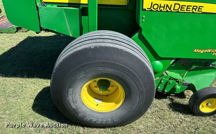 image for item NP9992 2012 John Deere 568  round baler