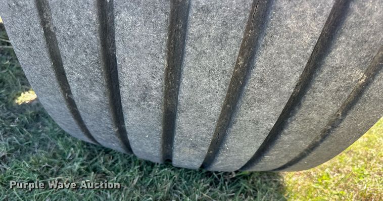 image for item NP9992 2012 John Deere 568  round baler