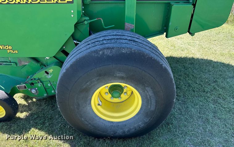image for item NP9992 2012 John Deere 568  round baler