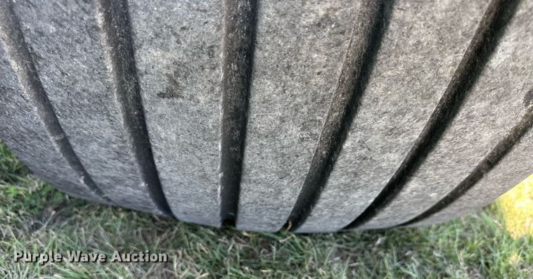 image for item NP9992 2012 John Deere 568  round baler