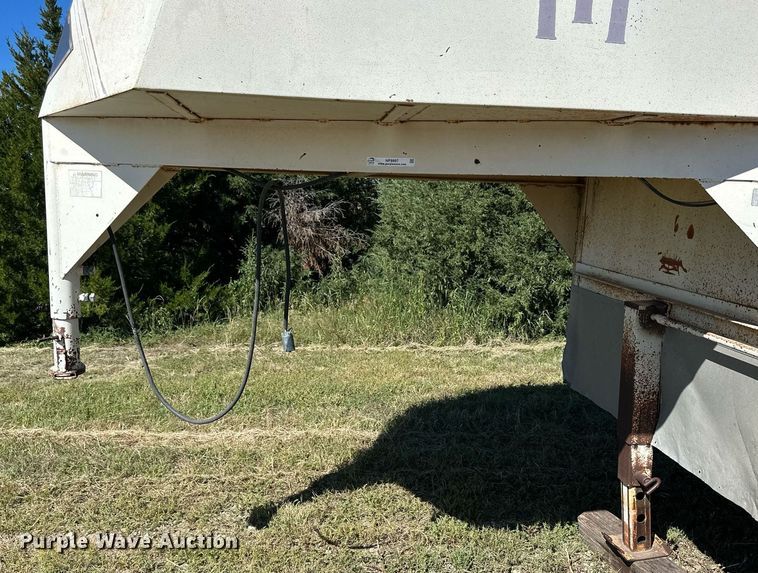 image for item NP9997 1990 Hillsboro  livestock trailer