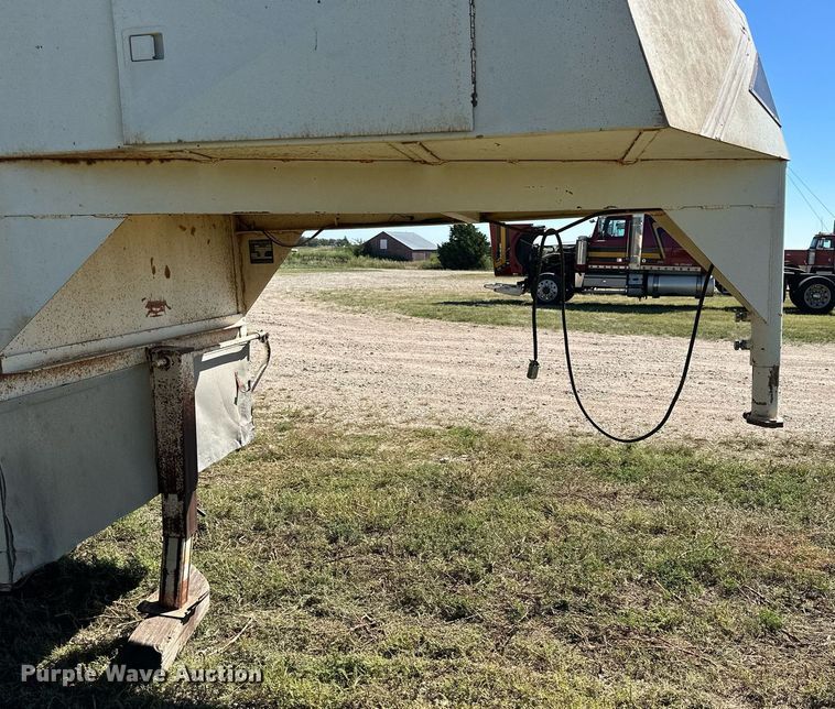 image for item NP9997 1990 Hillsboro  livestock trailer