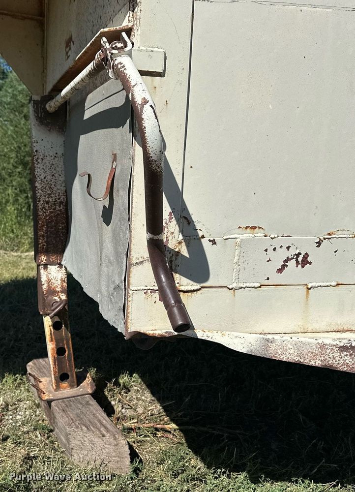 image for item NP9997 1990 Hillsboro  livestock trailer