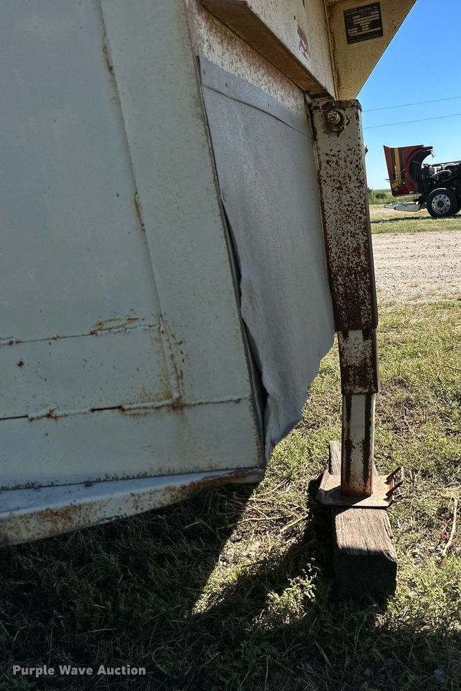 image for item NP9997 1990 Hillsboro  livestock trailer