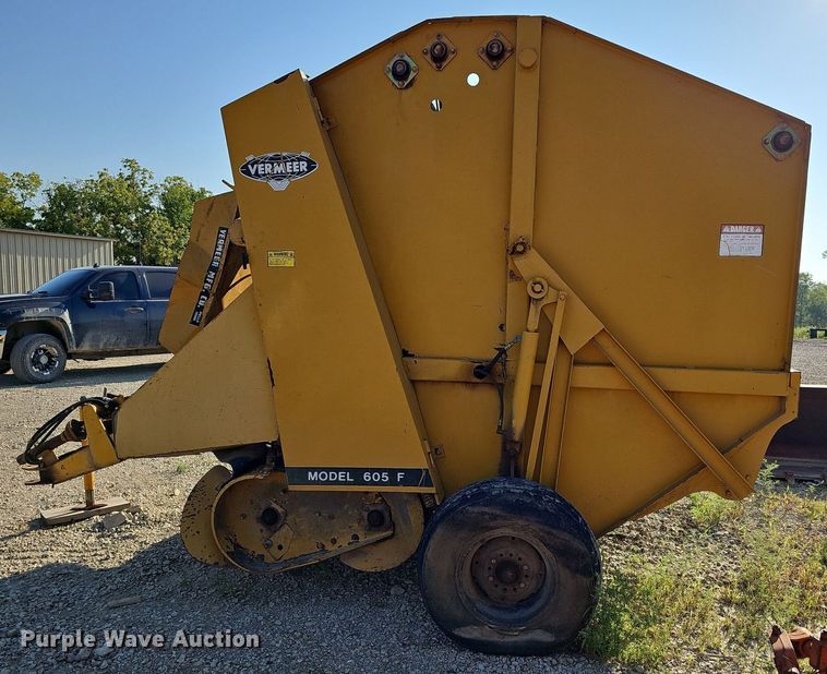 image for item NU9196 Vermeer 605F  round baler