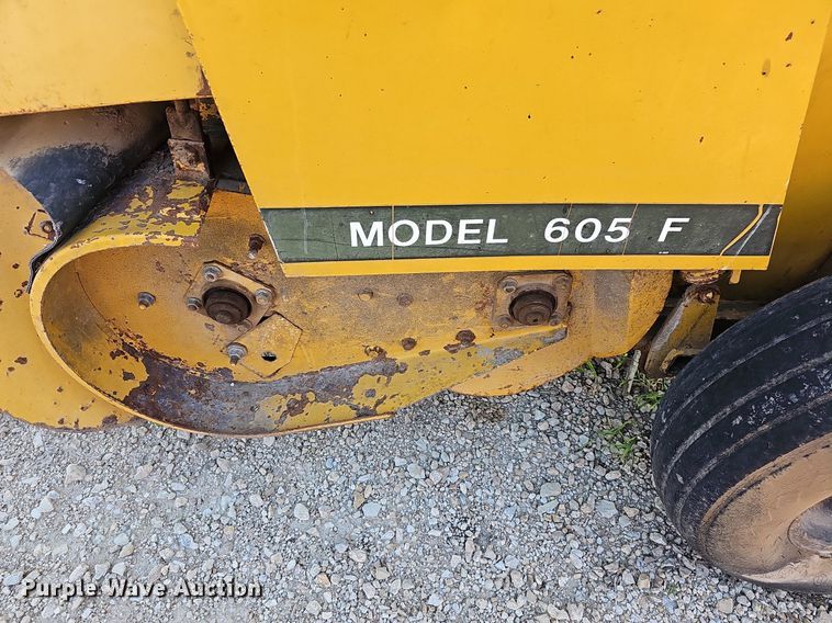 image for item NU9196 Vermeer 605F  round baler