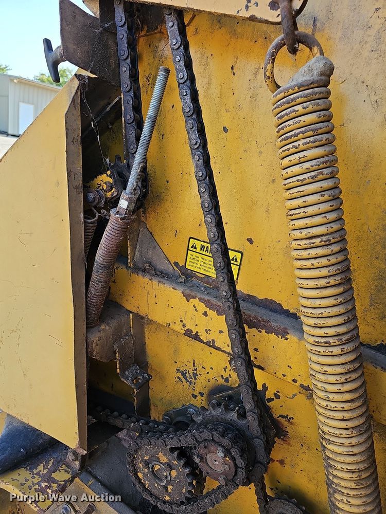 image for item NU9196 Vermeer 605F  round baler