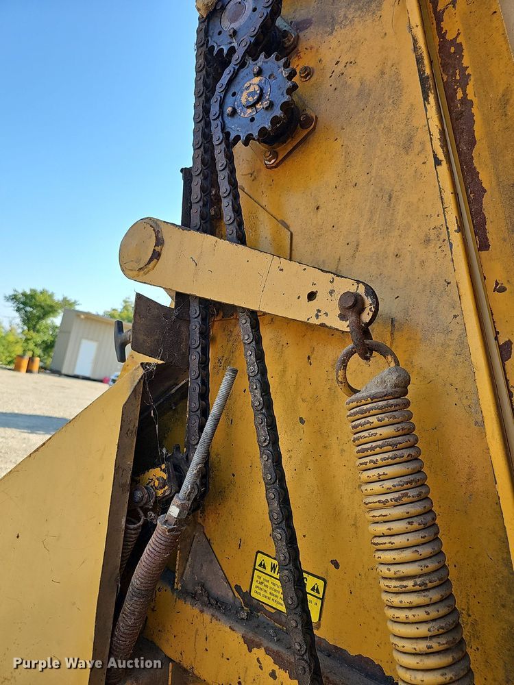 image for item NU9196 Vermeer 605F  round baler