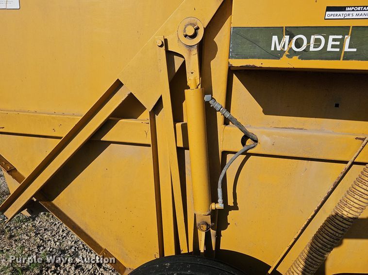 image for item NU9196 Vermeer 605F  round baler