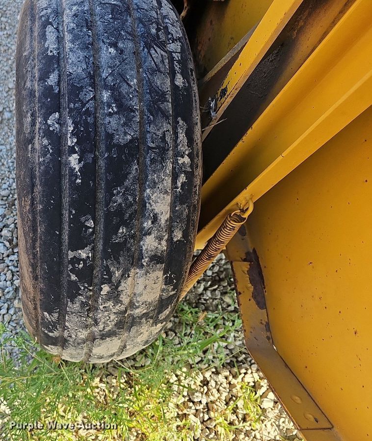 image for item NU9196 Vermeer 605F  round baler