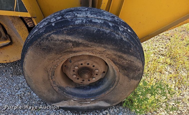 image for item NU9196 Vermeer 605F  round baler