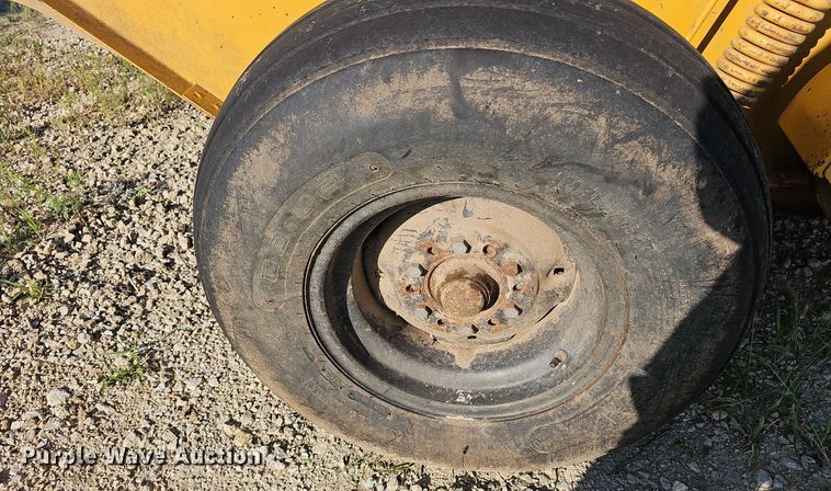 image for item NU9196 Vermeer 605F  round baler