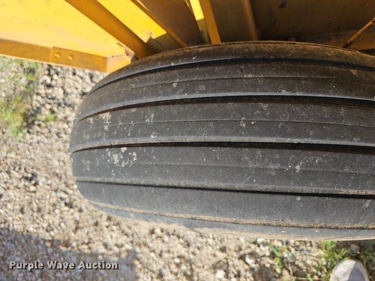 image for item NU9196 Vermeer 605F  round baler