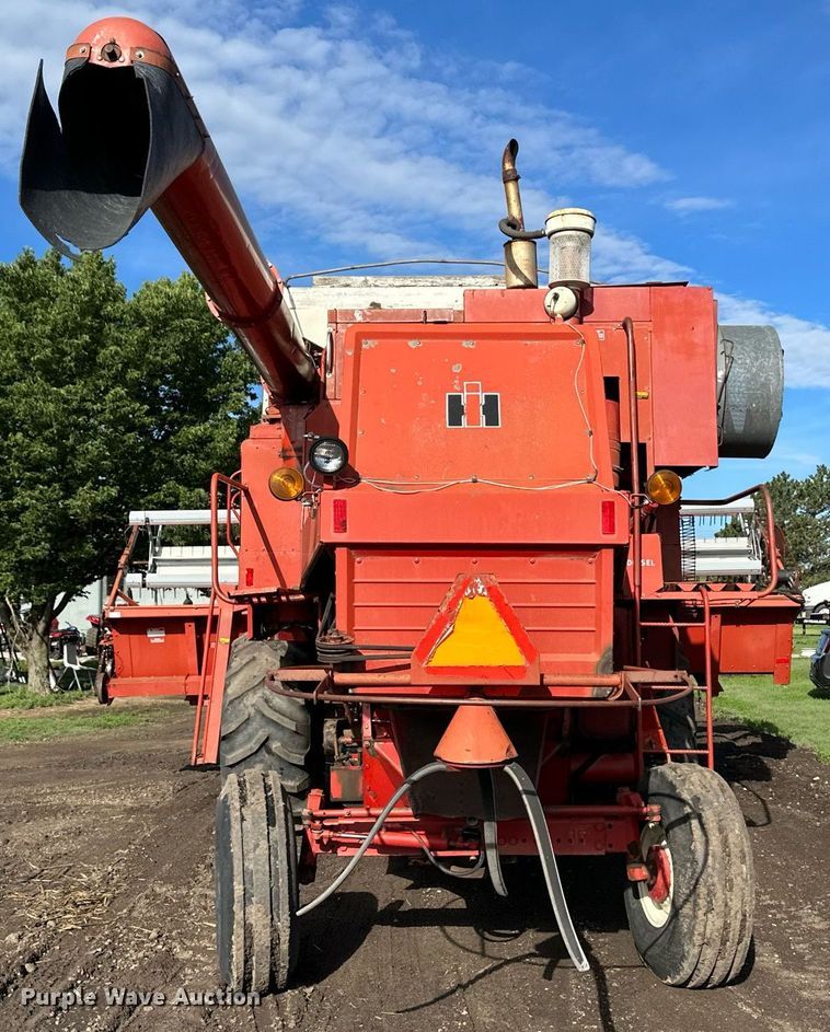 image for item NY9190 International Harvester 815  combine