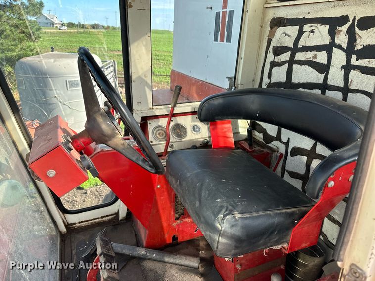 image for item NY9190 International Harvester 815  combine