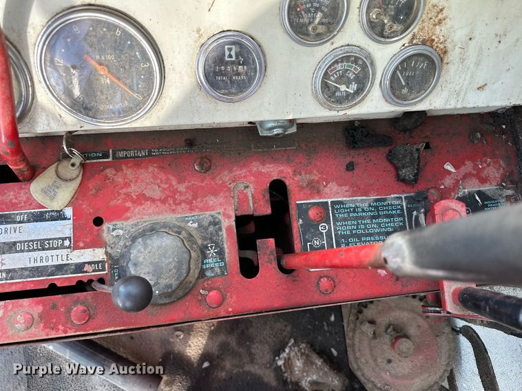 image for item NY9190 International Harvester 815  combine