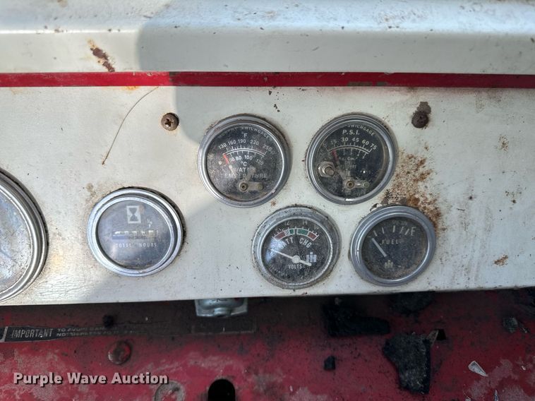 image for item NY9190 International Harvester 815  combine