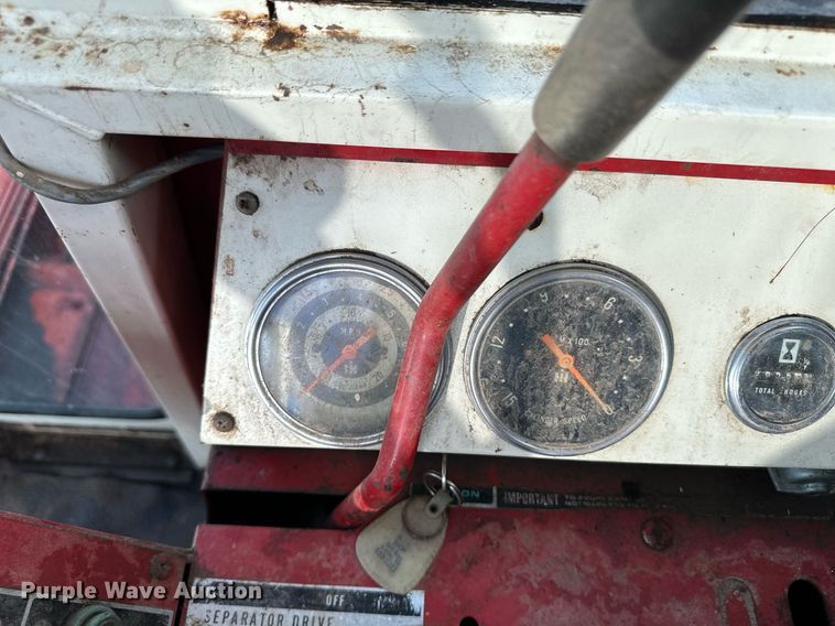 image for item NY9190 International Harvester 815  combine