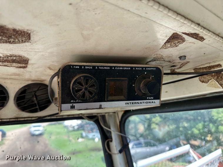 image for item NY9190 International Harvester 815  combine