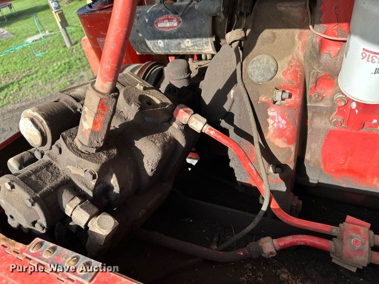 image for item NY9190 International Harvester 815  combine