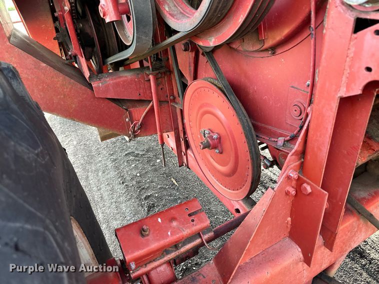 image for item NY9190 International Harvester 815  combine