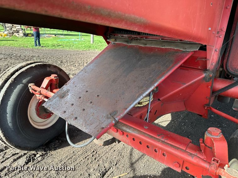 image for item NY9190 International Harvester 815  combine