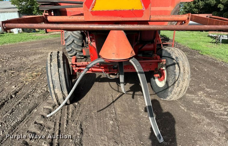 image for item NY9190 International Harvester 815  combine