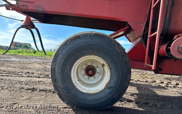 image for item NY9190 International Harvester 815  combine